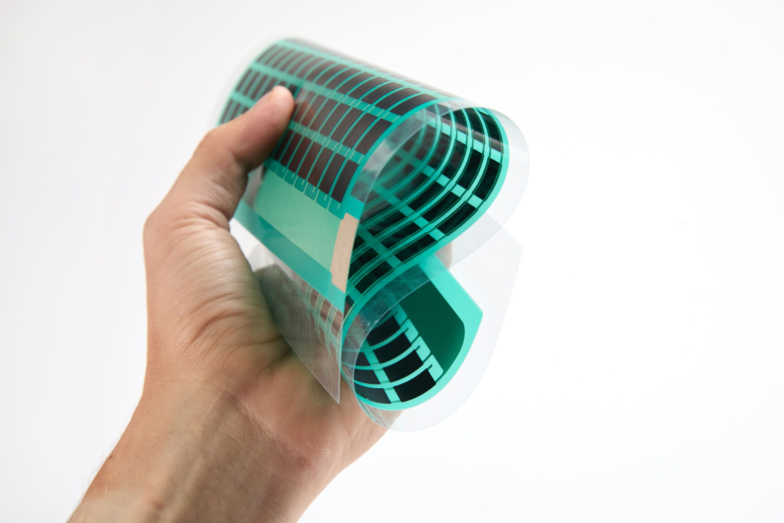 Mano sujetando calefactor flexible fabricado con electrónica impresa